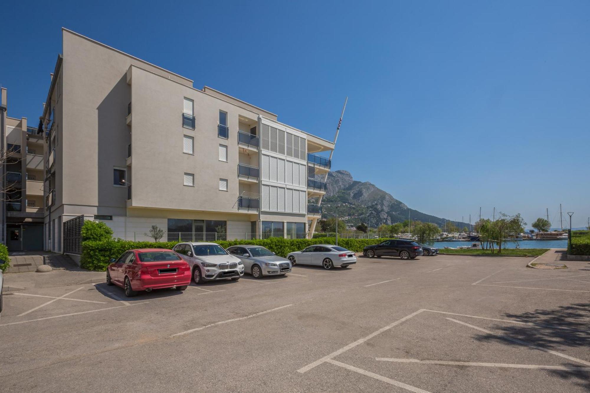 Ap 4+2 In One Of The Most Luxury Building In Омиш Номер фото