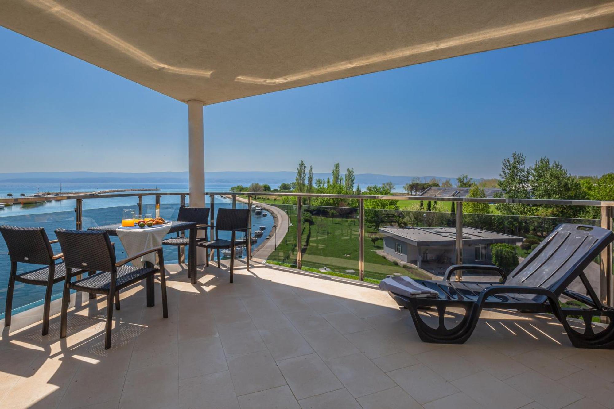 Ap 4+2 In One Of The Most Luxury Building In Омиш Номер фото