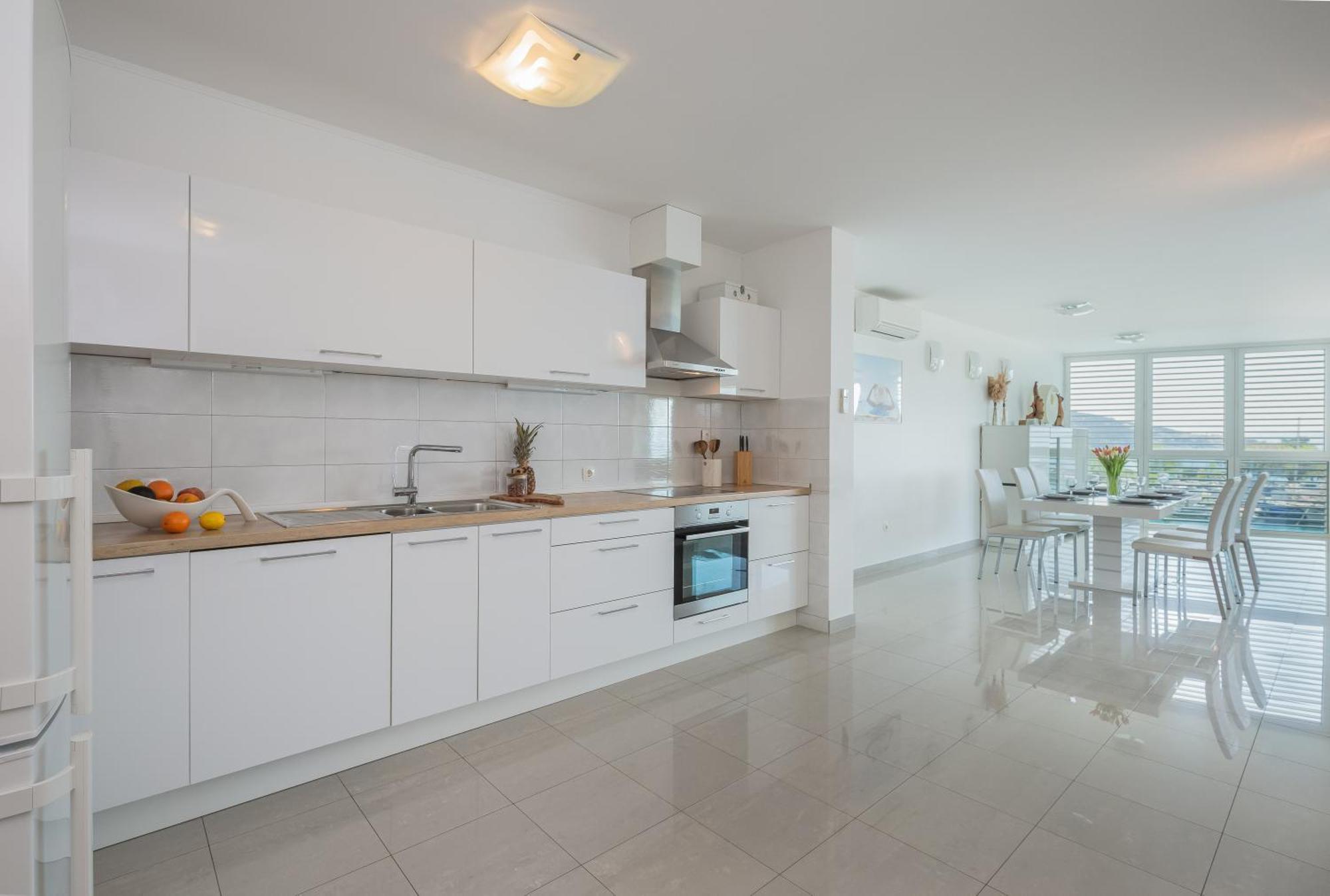 Ap 4+2 In One Of The Most Luxury Building In Омиш Номер фото