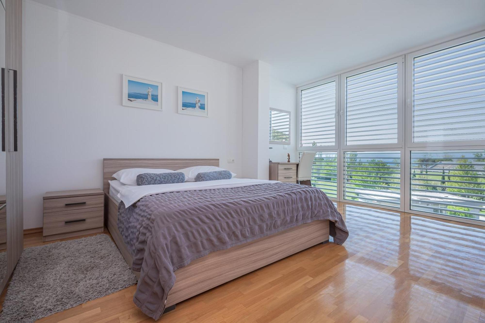 Ap 4+2 In One Of The Most Luxury Building In Омиш Номер фото