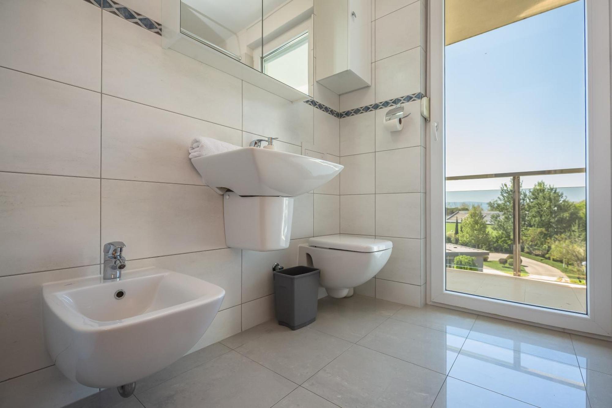 Ap 4+2 In One Of The Most Luxury Building In Омиш Номер фото