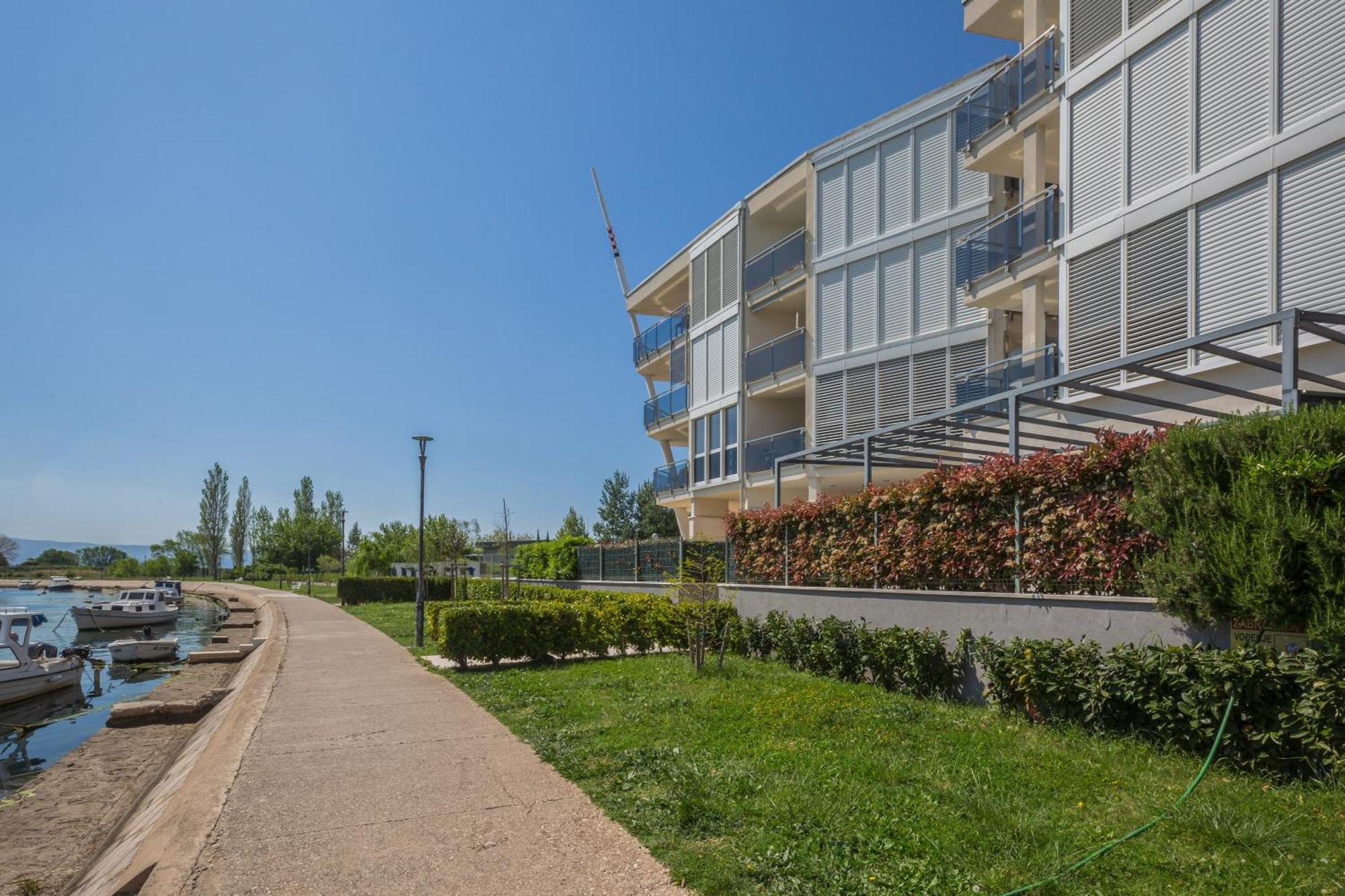 Ap 4+2 In One Of The Most Luxury Building In Омиш Номер фото