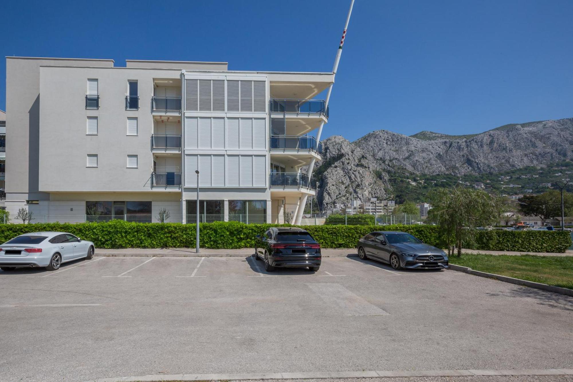 Ap 4+2 In One Of The Most Luxury Building In Омиш Номер фото
